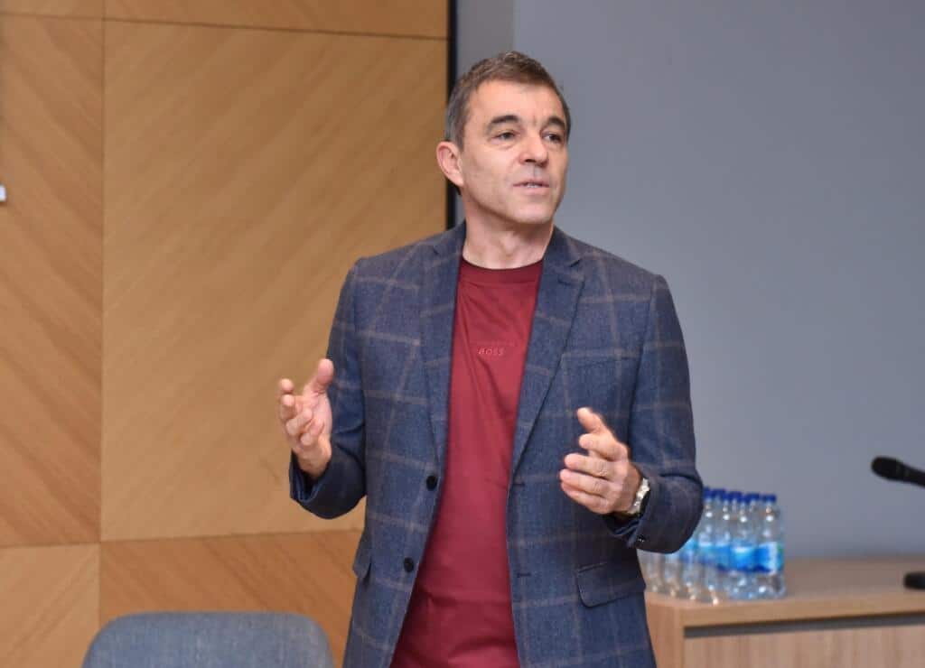 Doktor drži predavanje